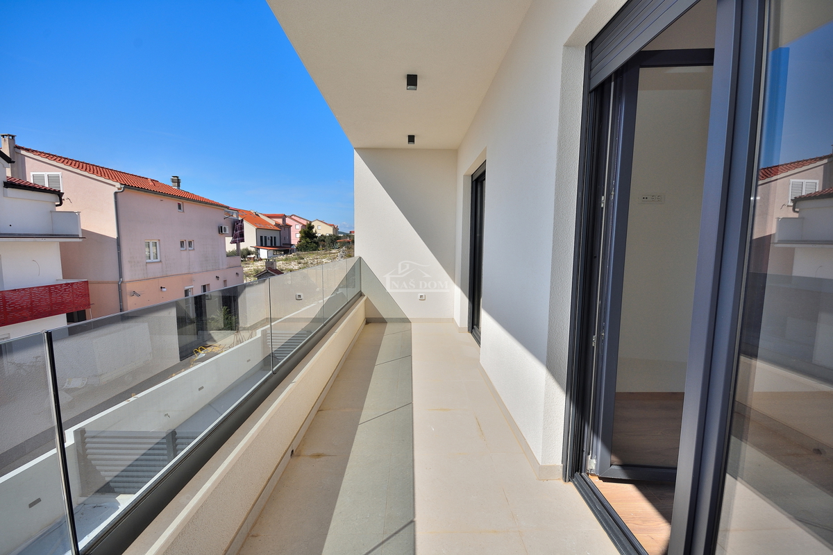 Vodice - appartamento su due piani con giardino, 3 camere + sala da pranzo, 125,80 m2