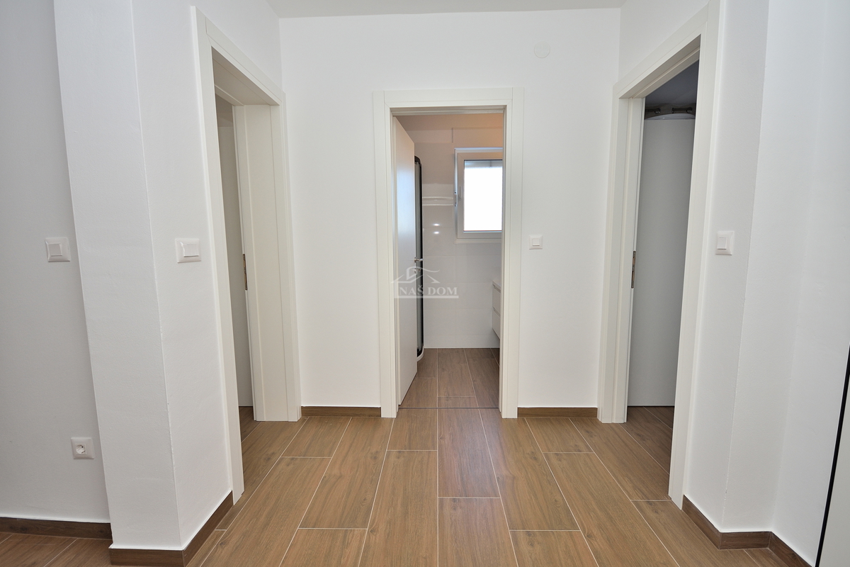 Vodice, appartamento con giardino e vista mare