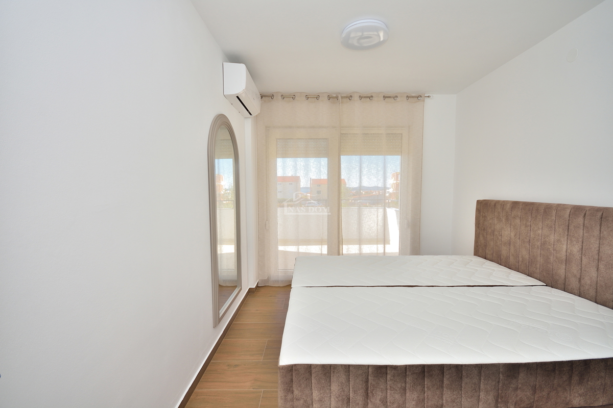 Vodice, appartamento con giardino e vista mare