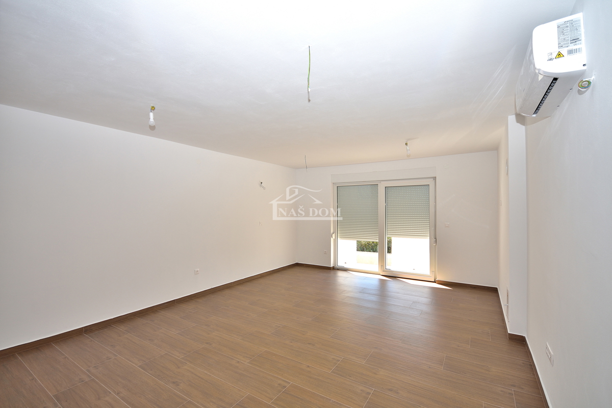 Vodice, appartamento con giardino e vista mare