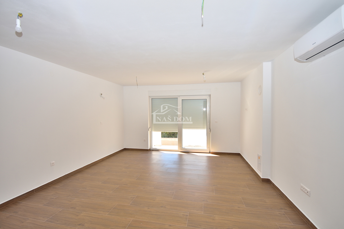 Vodice, appartamento con giardino e vista mare