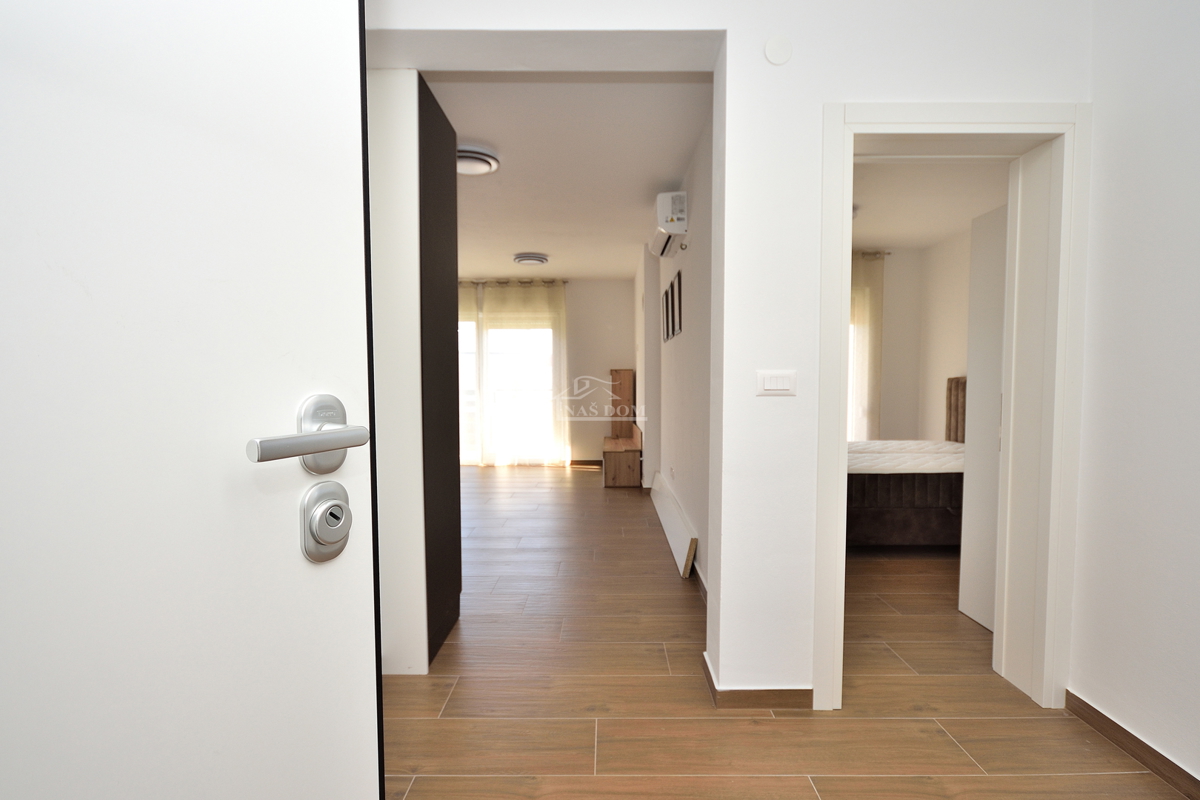 Vodice, appartamento con giardino e vista mare