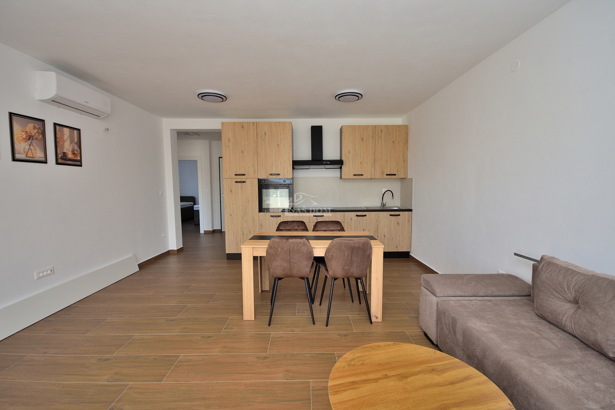 Vodice, appartamento con giardino e vista mare