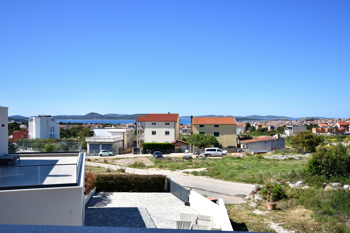 Vodice, appartamento con giardino e vista mare