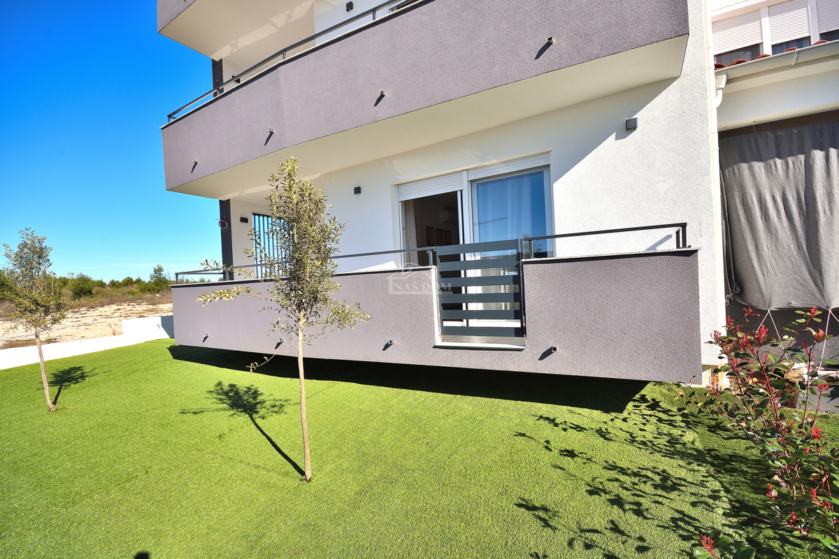 Vodice, appartamento con giardino e vista mare