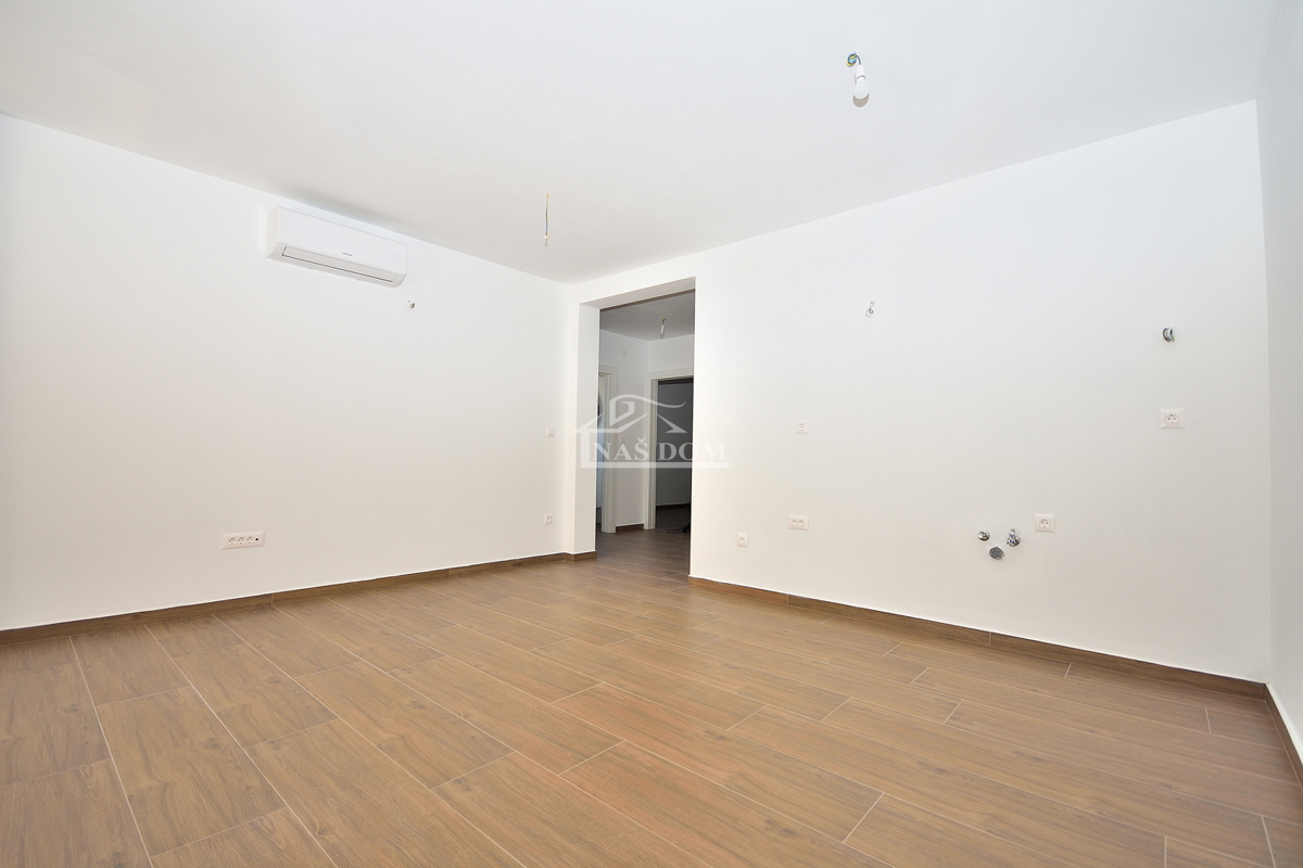 Vodice, appartamento con giardino e vista mare