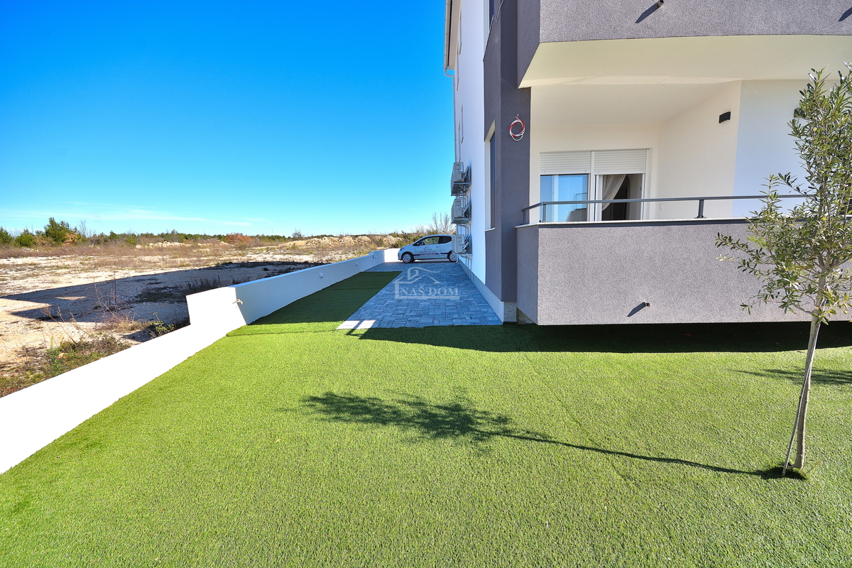 Vodice, appartamento con giardino e vista mare