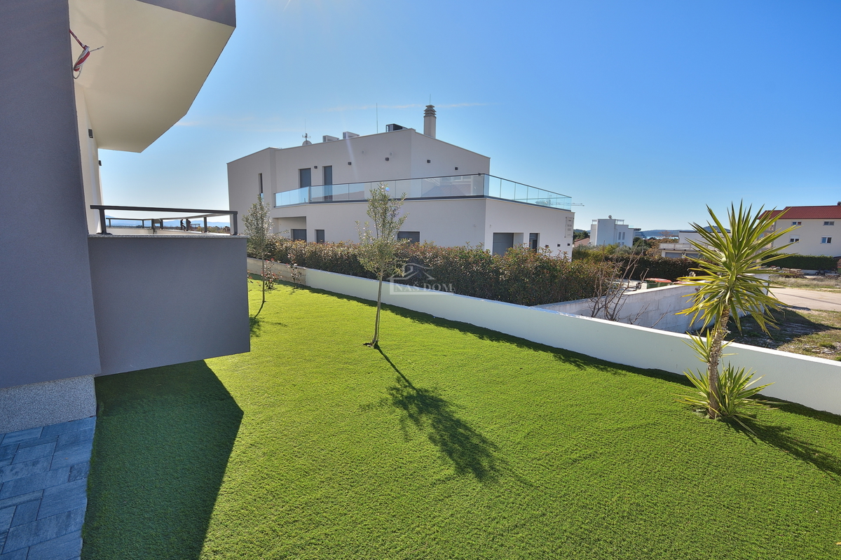 Vodice, appartamento con giardino e vista mare