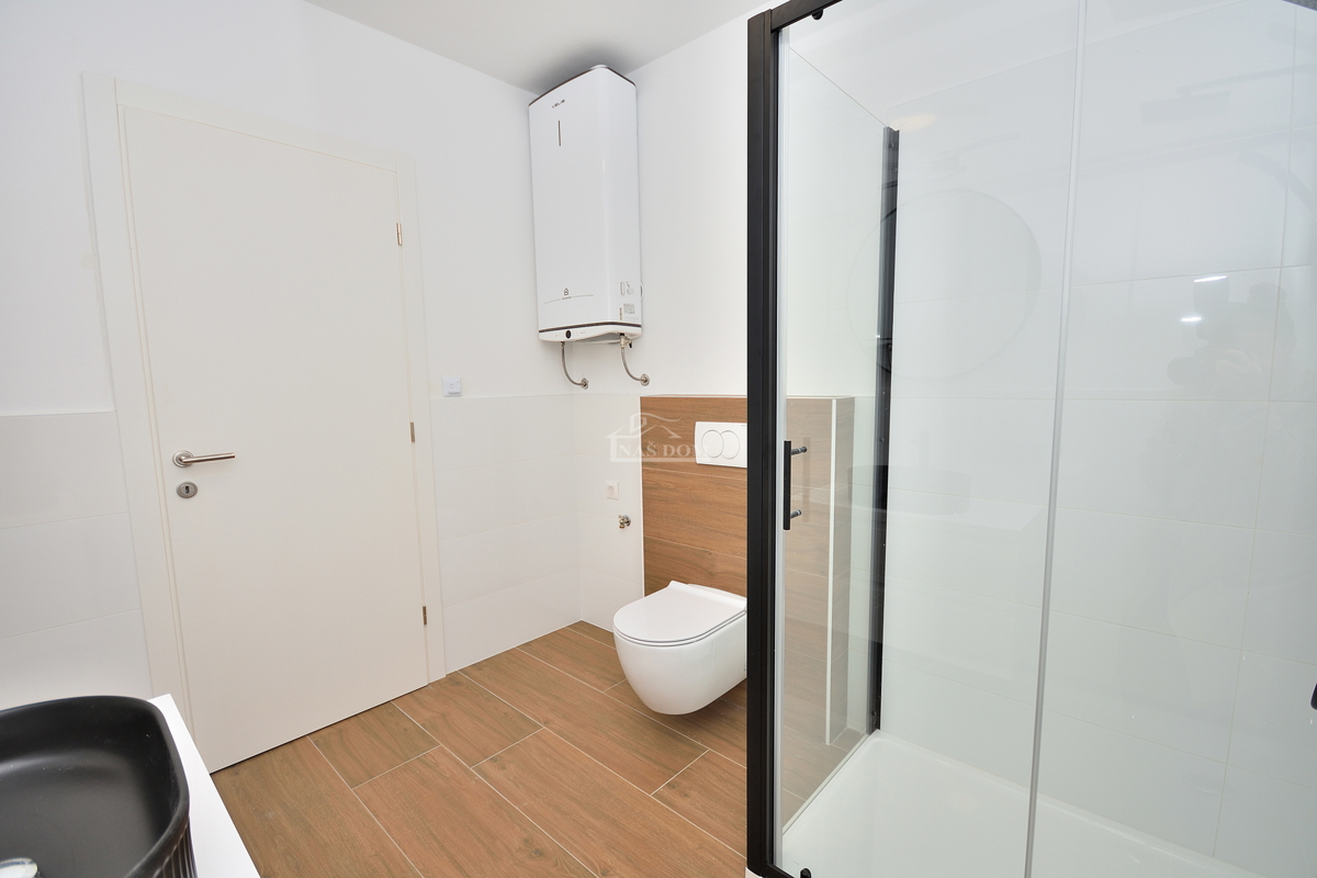 Vodice, appartamento con giardino e vista mare