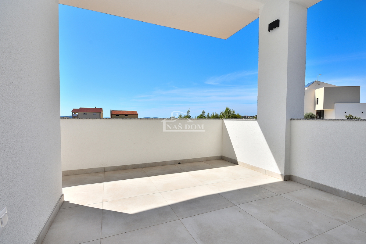 Vodice, appartamento con giardino e vista mare