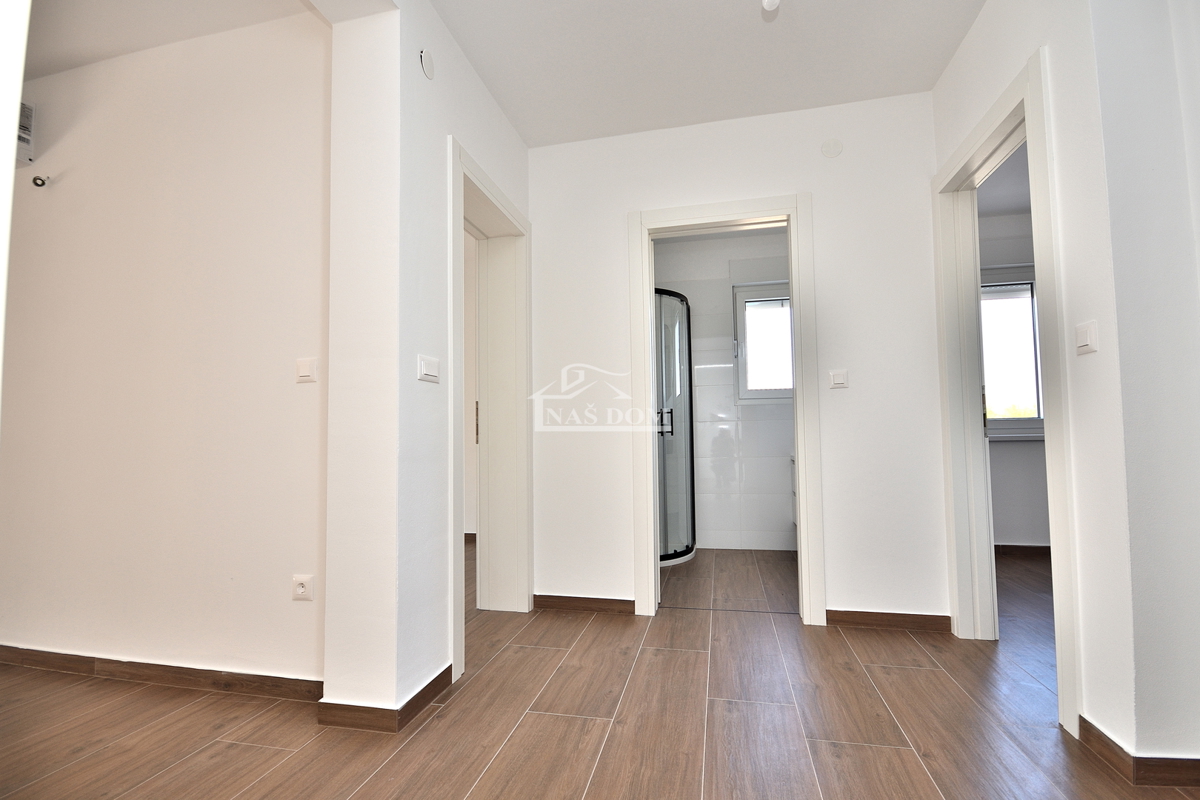 Vodice, appartamento con giardino e vista mare