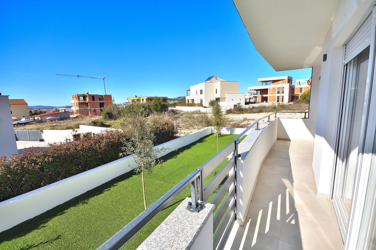 Vodice, appartamento con giardino e vista mare