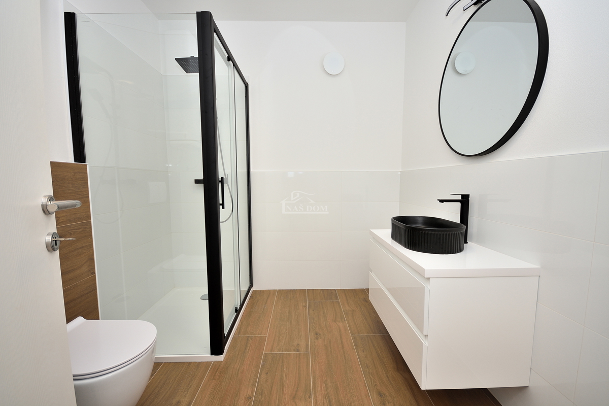 Vodice, appartamento con giardino e vista mare