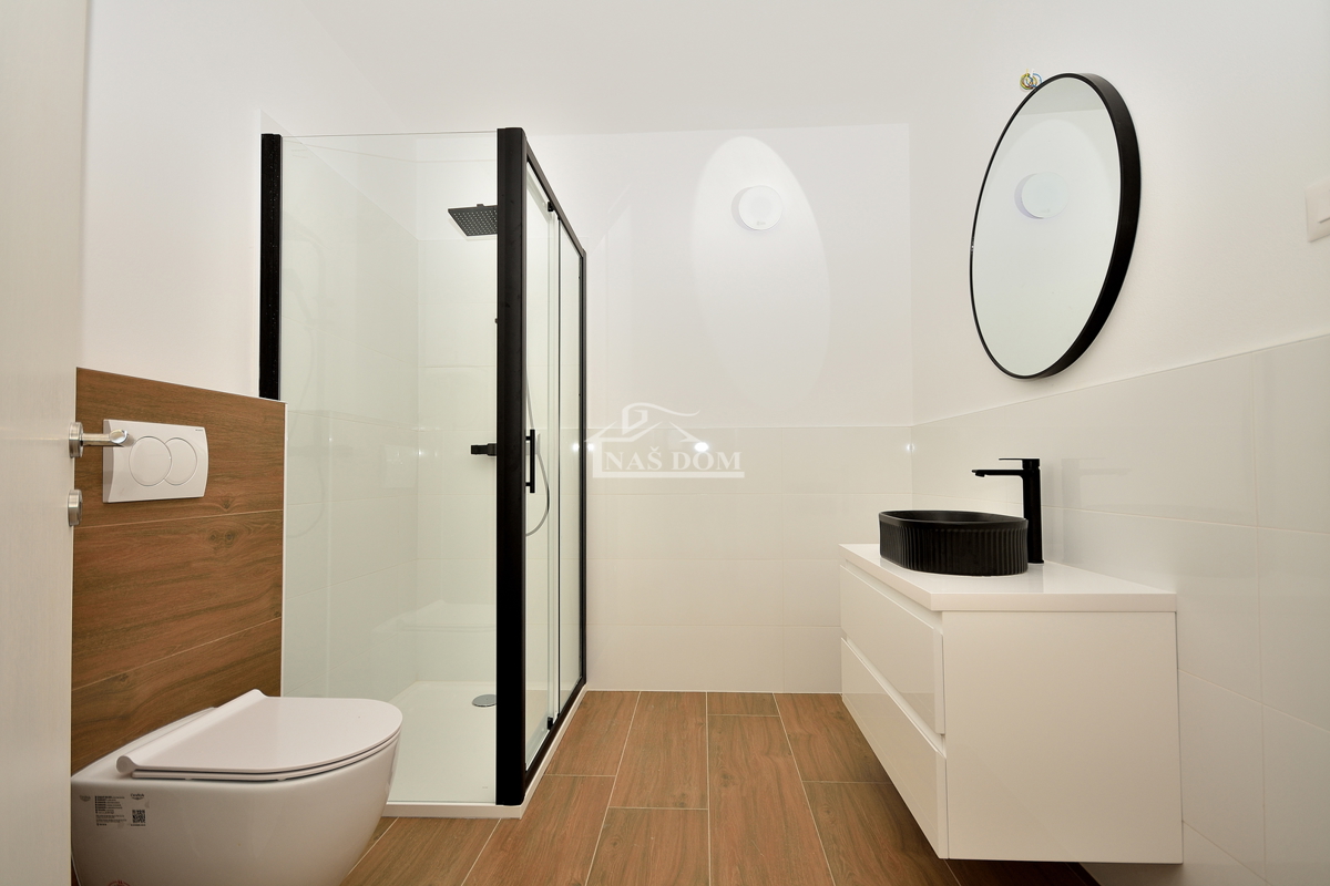 Vodice, appartamento con giardino e vista mare