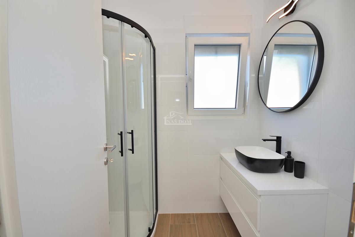 Vodice, appartamento con giardino e vista mare