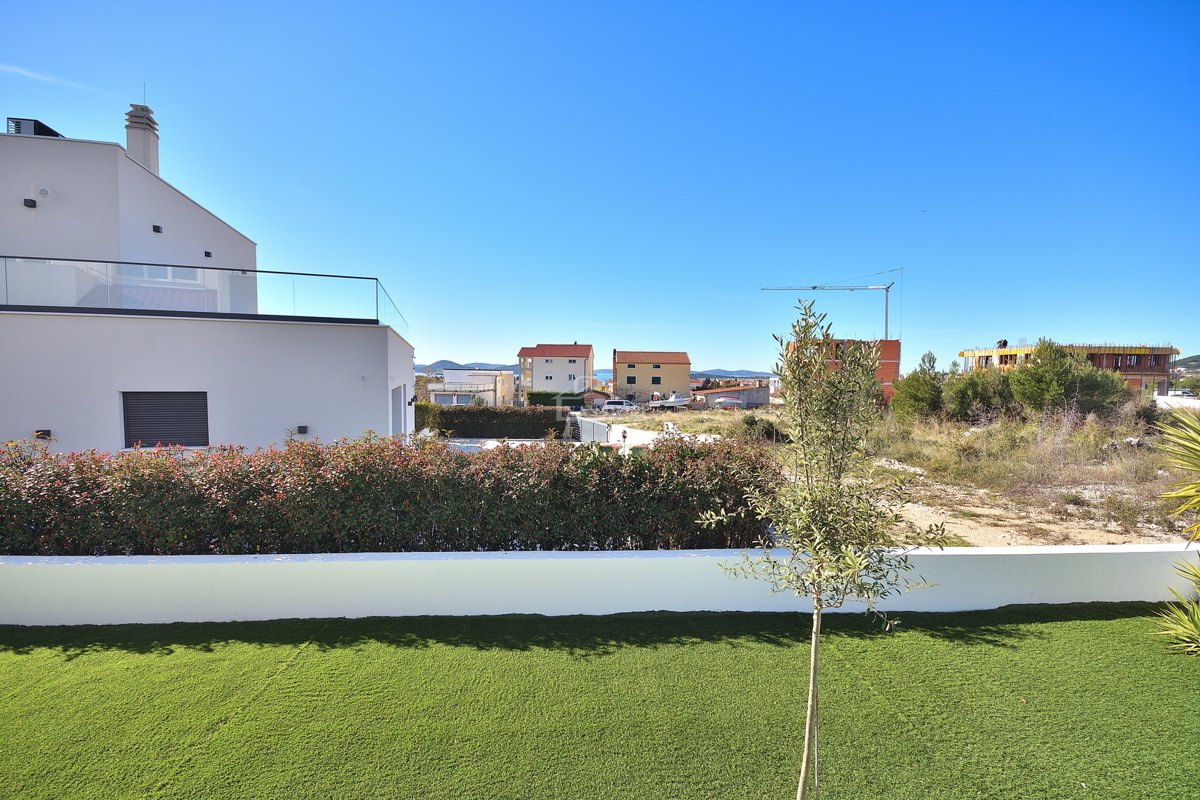 Vodice, appartamento con giardino e vista mare