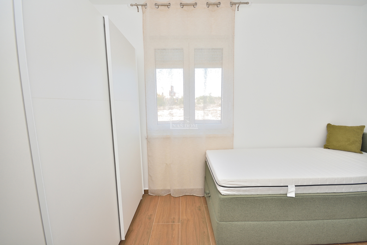 Vodice, appartamento con giardino e vista mare