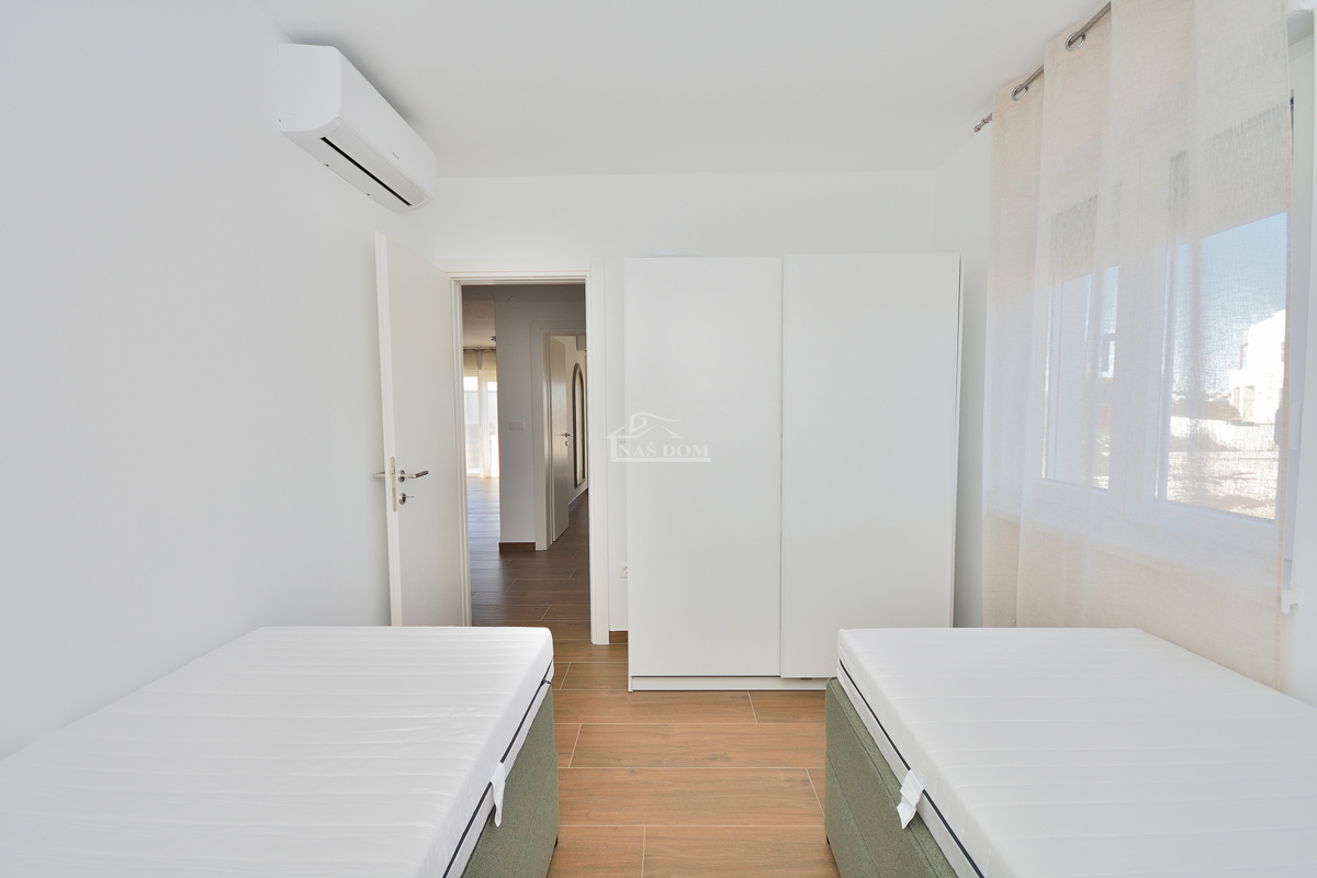 Vodice, appartamento con giardino e vista mare