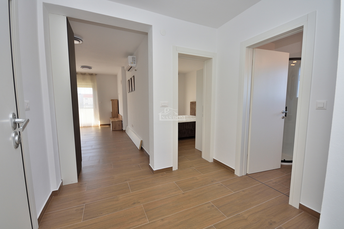 Vodice, appartamento con giardino e vista mare