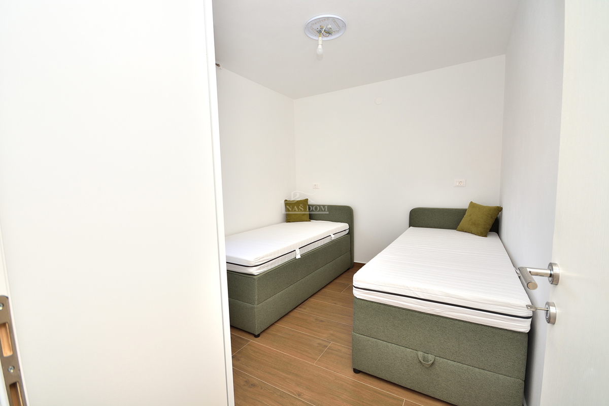 Vodice, appartamento con giardino e vista mare