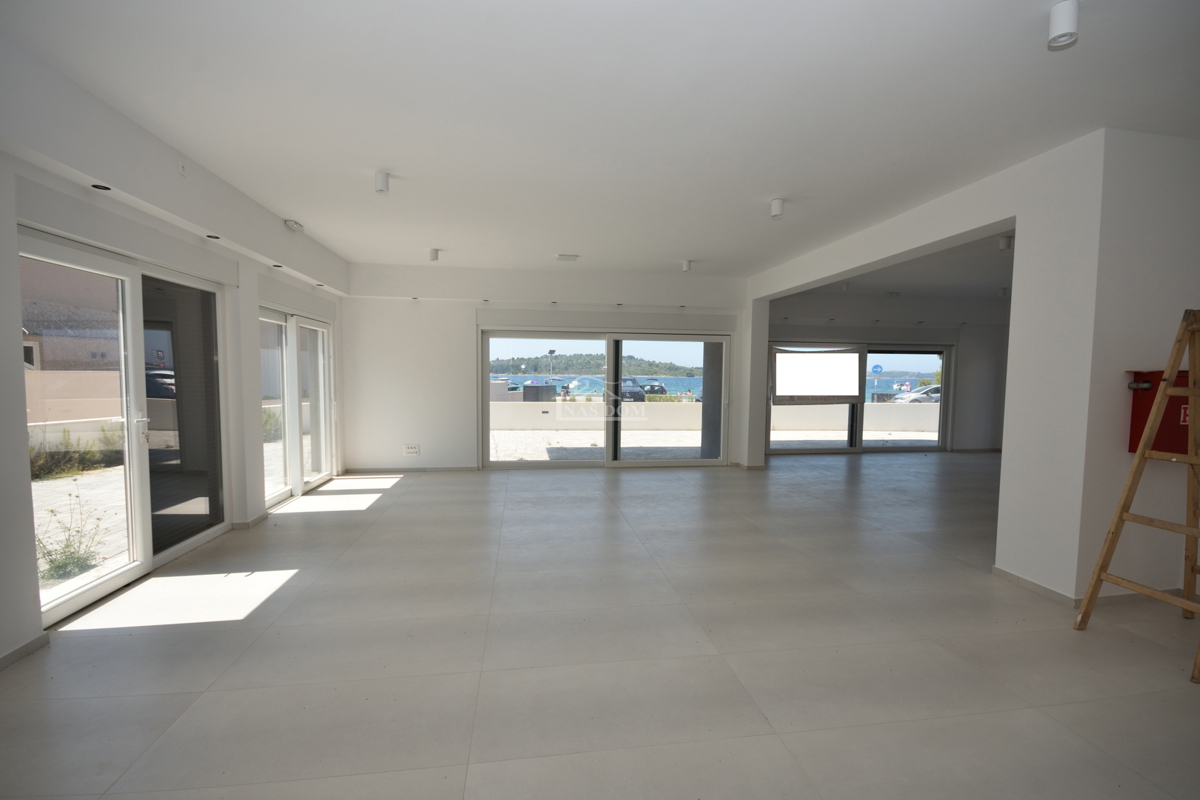 Srima - Locale commerciale PP2, prima fila sul mare