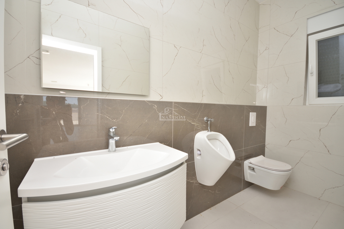 Srima - Locale commerciale PP2, prima fila sul mare