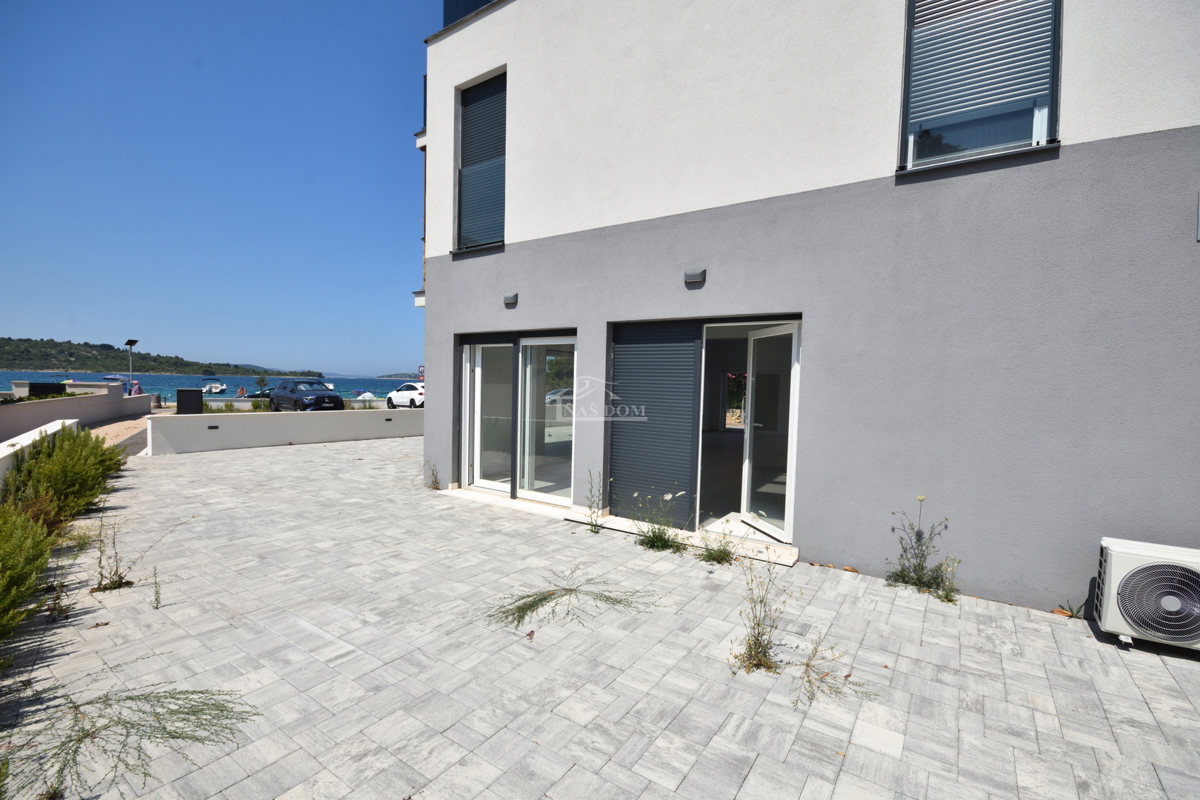 Srima - Locale commerciale PP2, prima fila sul mare