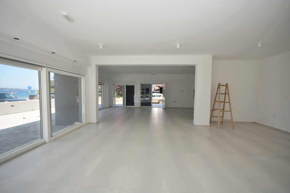 Srima - Locale commerciale PP2, prima fila sul mare