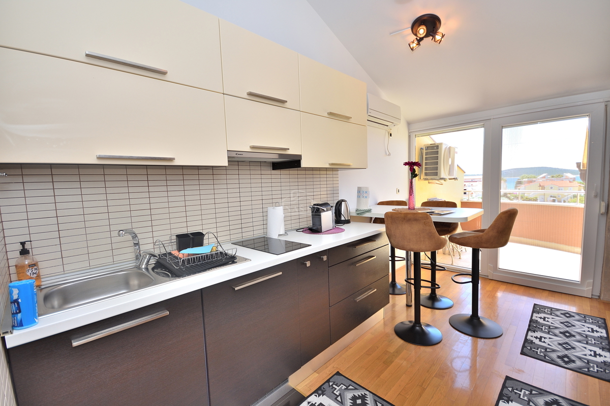 Vodice - Appartamento con due camere da letto, a 200 m dalla spiaggia