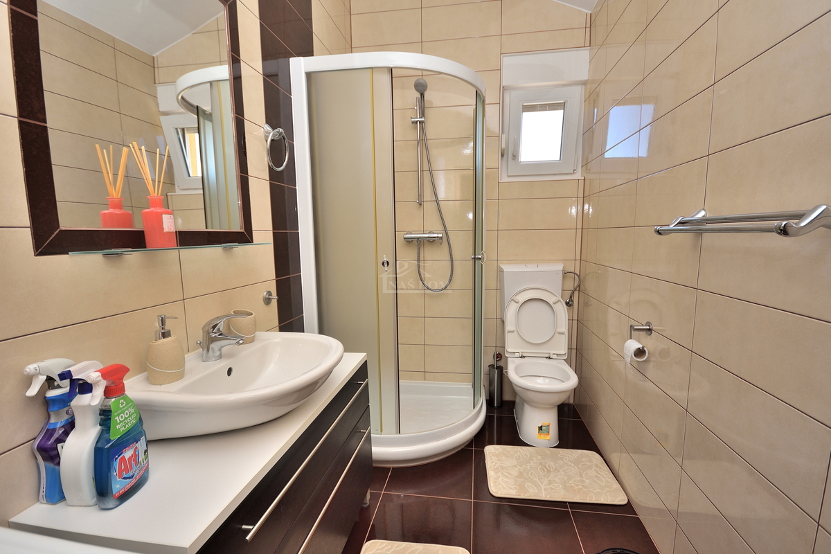 Vodice - Appartamento con due camere da letto, a 200 m dalla spiaggia