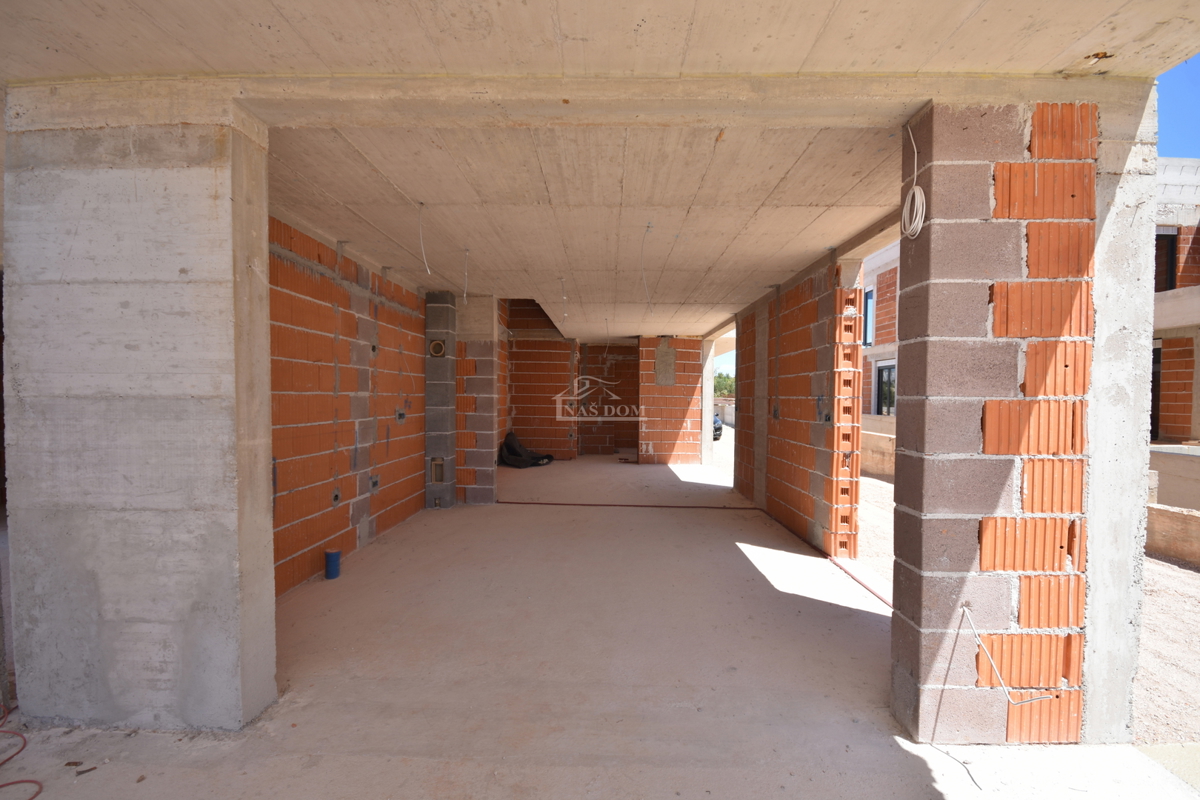 Vodice - Appartamento di lusso su due livelli S1 con piscina e giardino