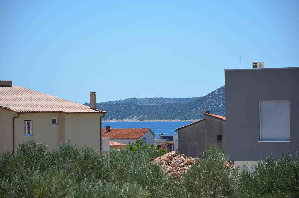 Vodice - Appartamento di lusso su due livelli S1 con piscina e giardino