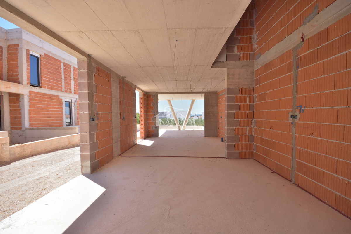 Vodice - Appartamento di lusso su due livelli S1 con piscina e giardino