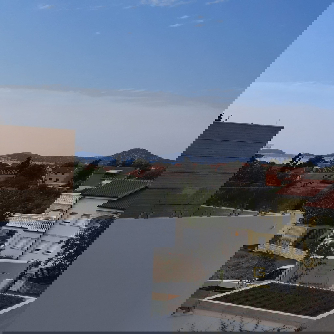 Vodice - Casa a schiera con 3 unità abitative, posizione tranquilla