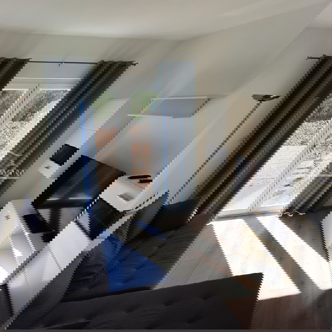 Vodice - Casa a schiera con 3 unità abitative, posizione tranquilla