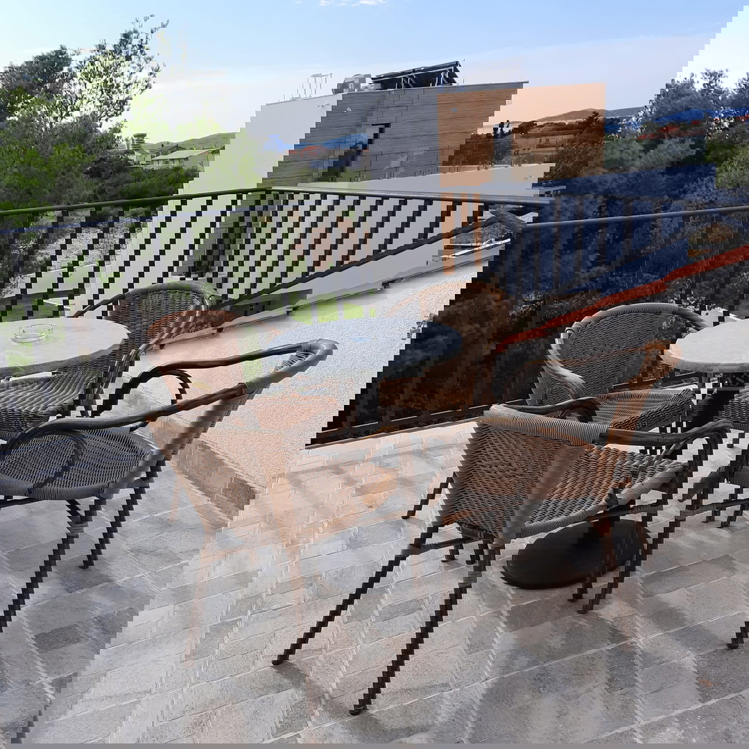 Vodice - Casa a schiera con 3 unità abitative, posizione tranquilla