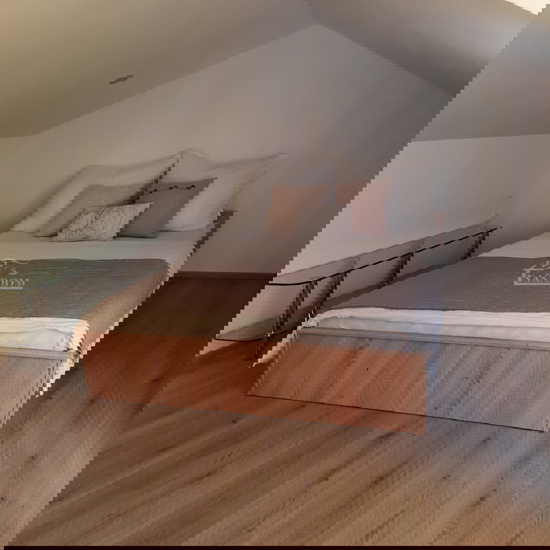 Vodice - Casa a schiera con 3 unità abitative, posizione tranquilla