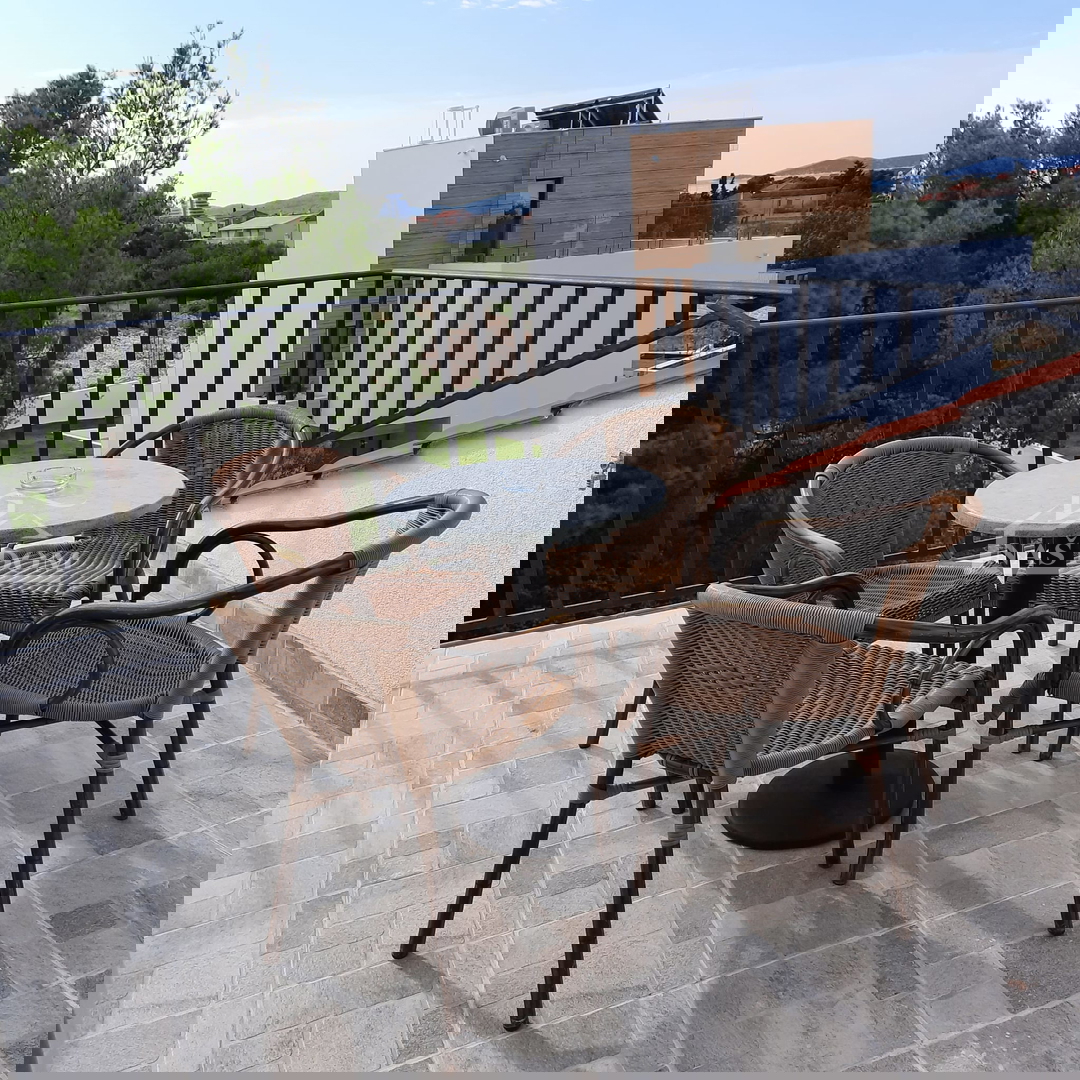 Vodice - Casa a schiera con 3 unità abitative, posizione tranquilla