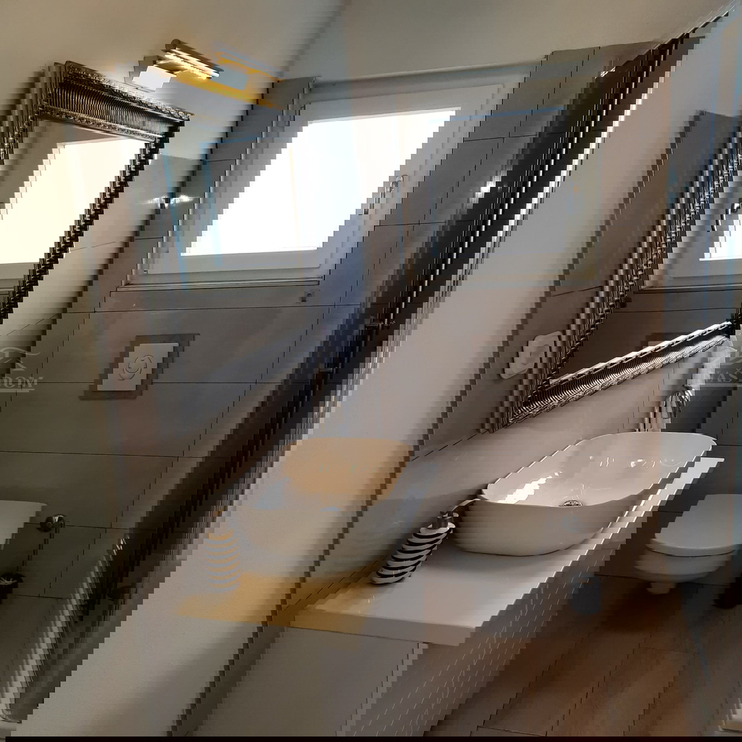 Vodice - Casa a schiera con 3 unità abitative, posizione tranquilla