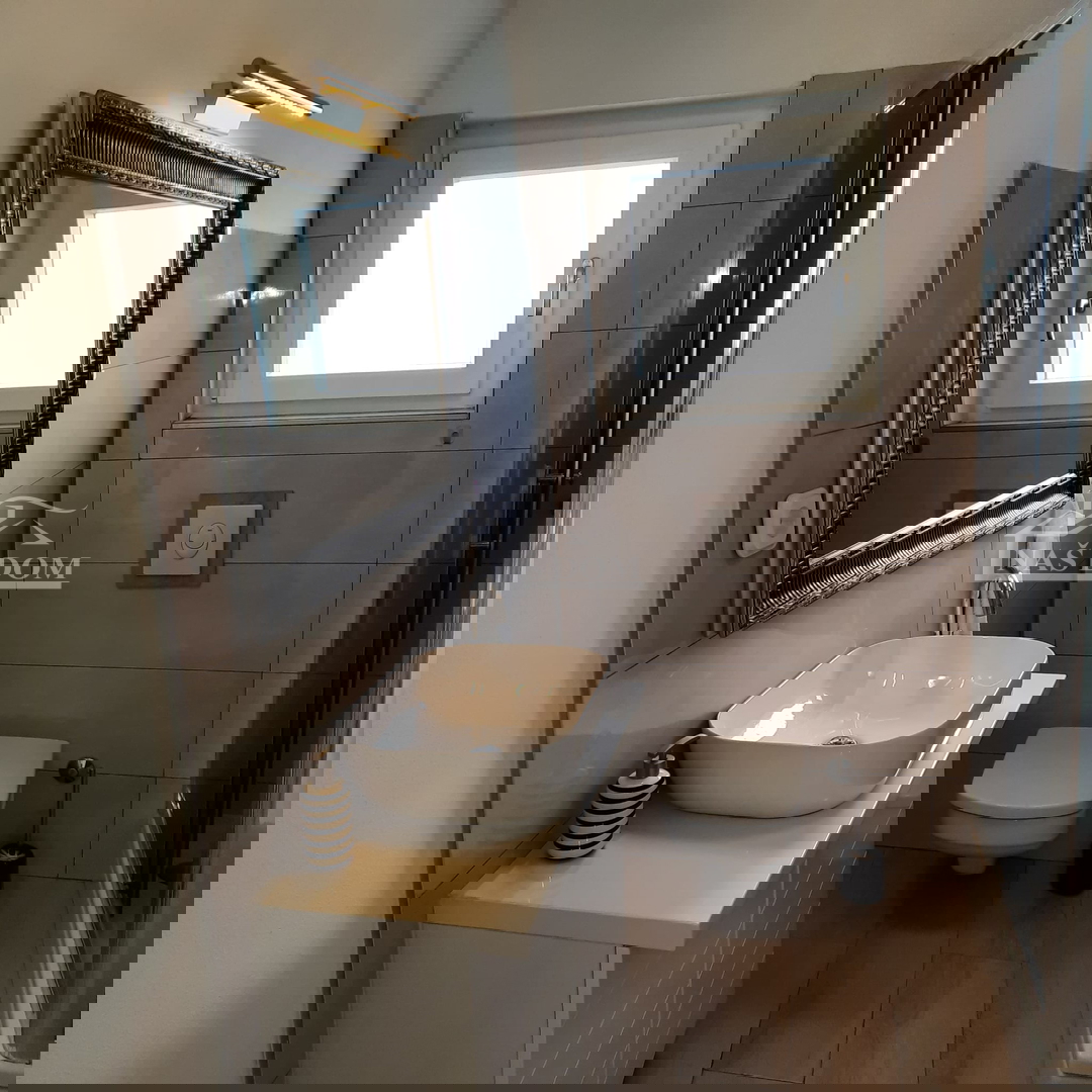 Vodice - Casa a schiera con 3 unità abitative, posizione tranquilla