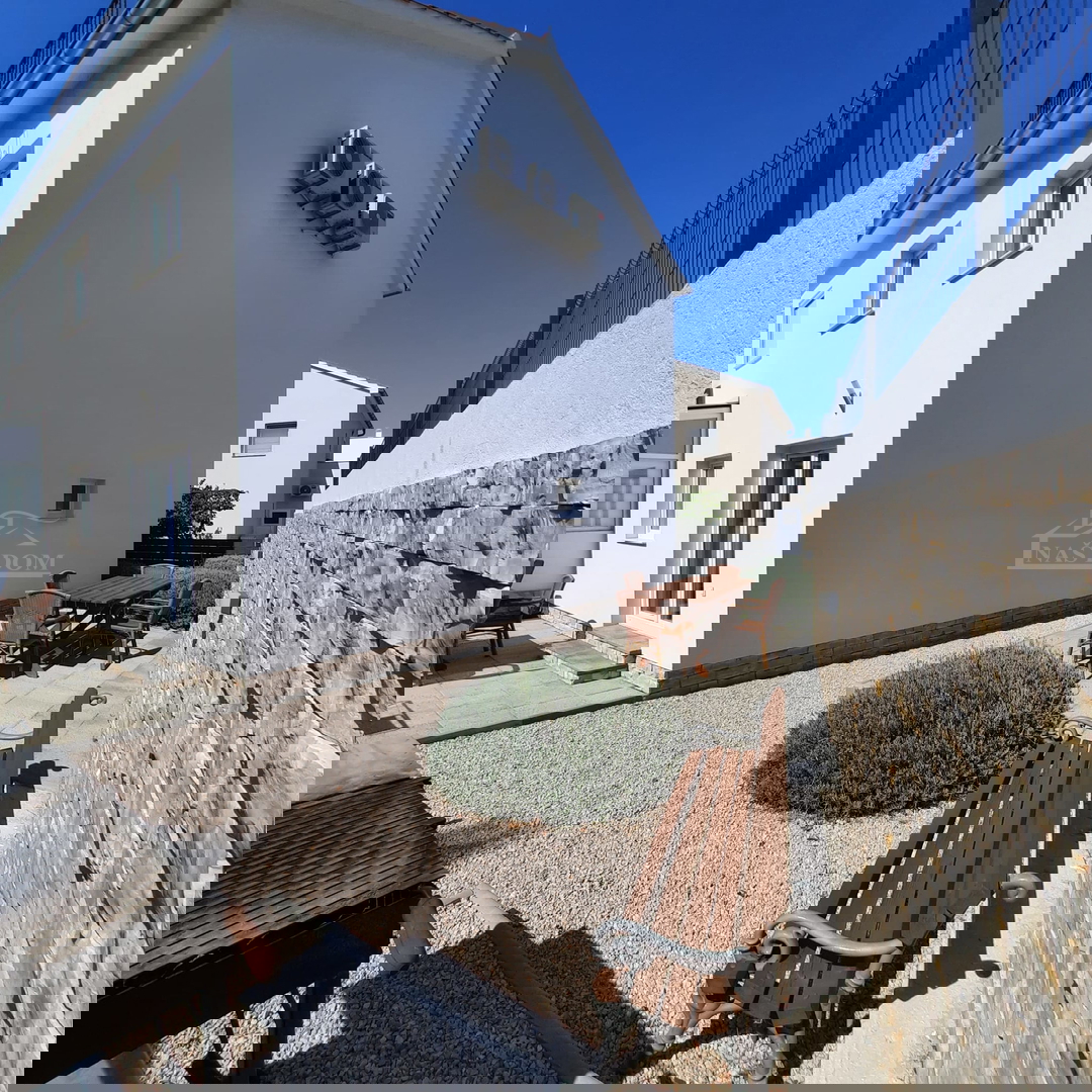 Vodice - Casa a schiera con 3 unità abitative, posizione tranquilla