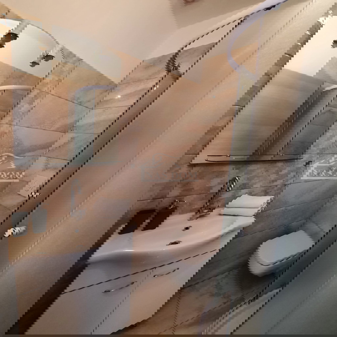 Vodice - Casa a schiera con 3 unità abitative, posizione tranquilla