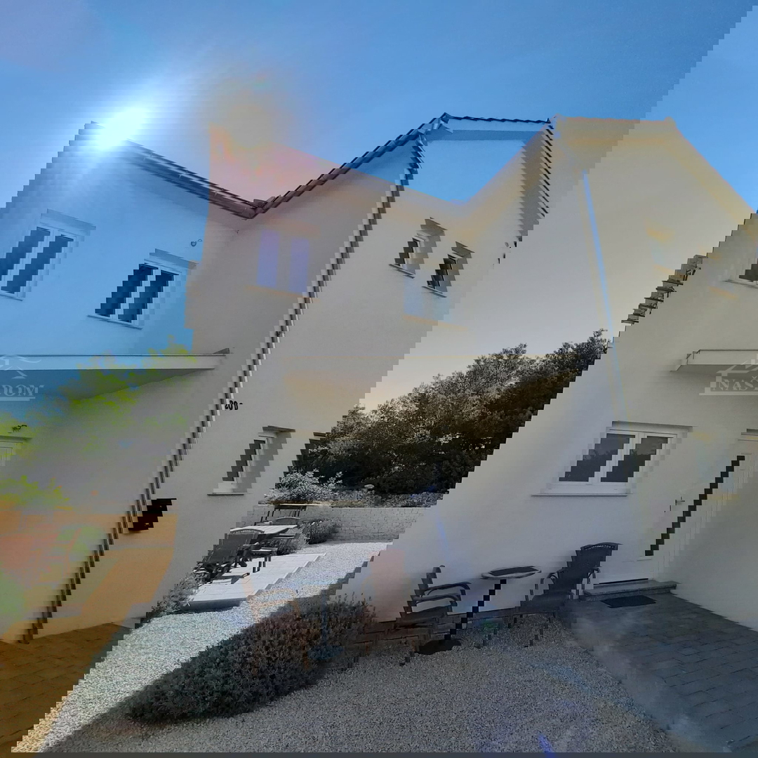 Vodice - Casa a schiera con 3 unità abitative, posizione tranquilla