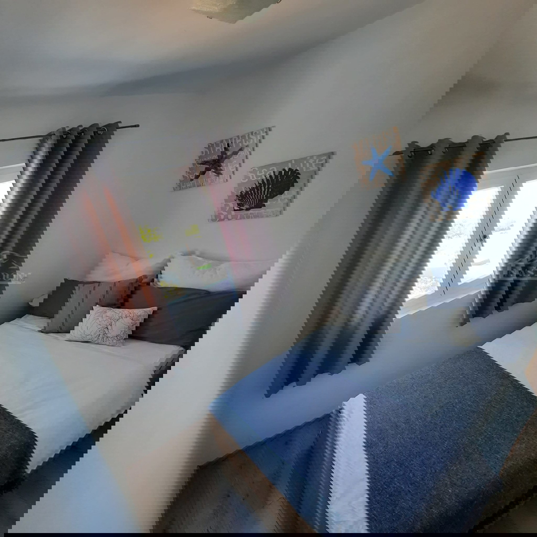 Vodice - Casa a schiera con 3 unità abitative, posizione tranquilla