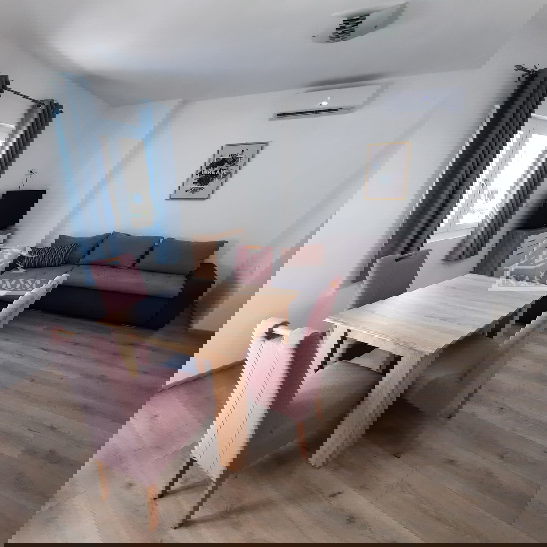 Vodice - Casa a schiera con 3 unità abitative, posizione tranquilla