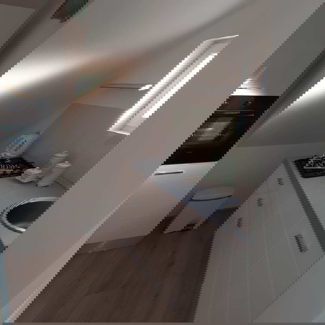 Vodice - Casa a schiera con 3 unità abitative, posizione tranquilla