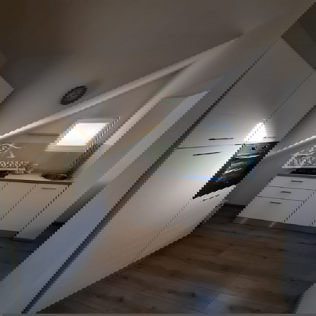 Vodice - Casa a schiera con 3 unità abitative, posizione tranquilla