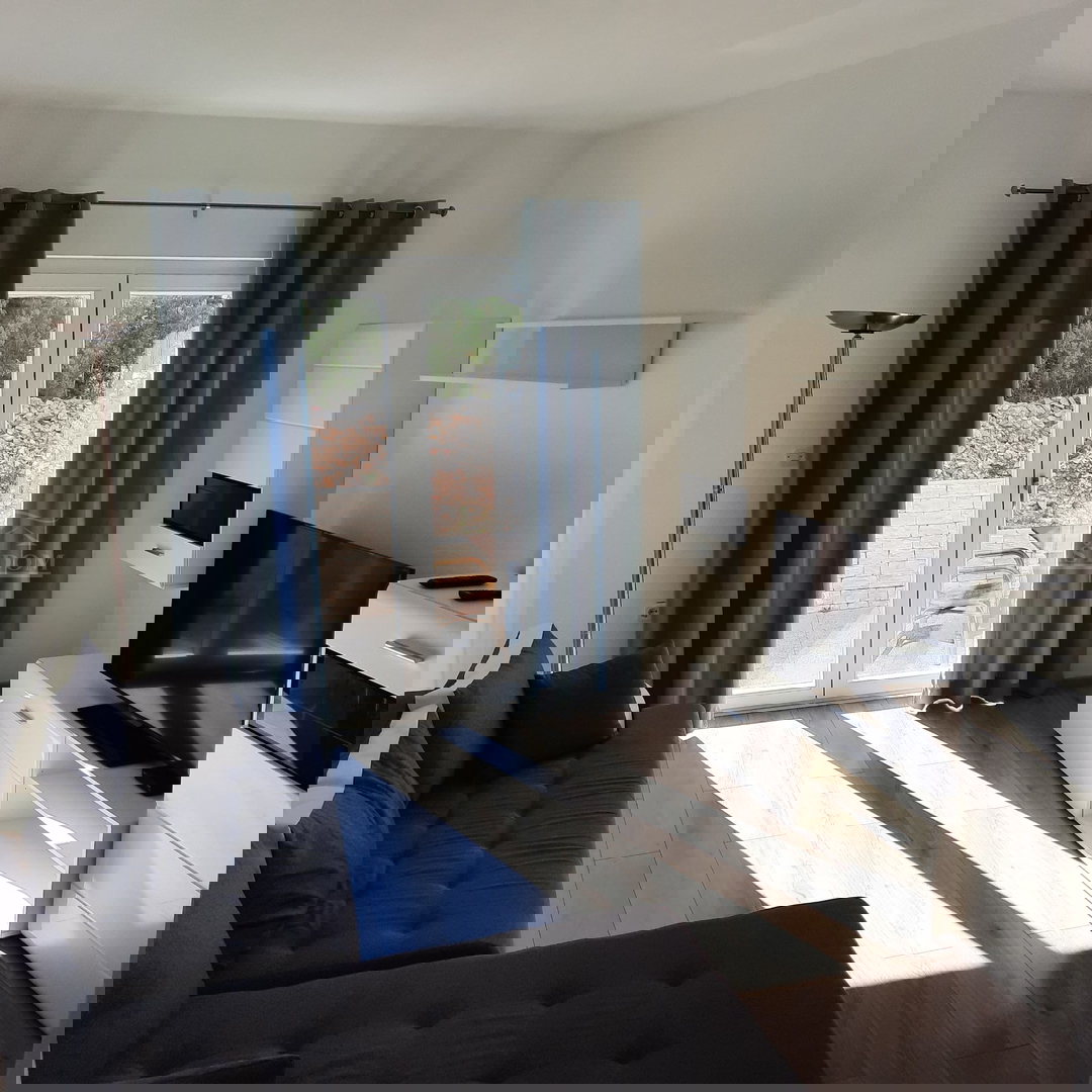 Vodice - Casa a schiera con 3 unità abitative, posizione tranquilla