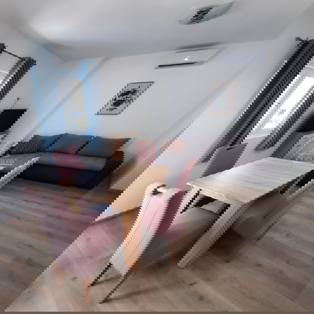 Vodice - Casa a schiera con 3 unità abitative, posizione tranquilla