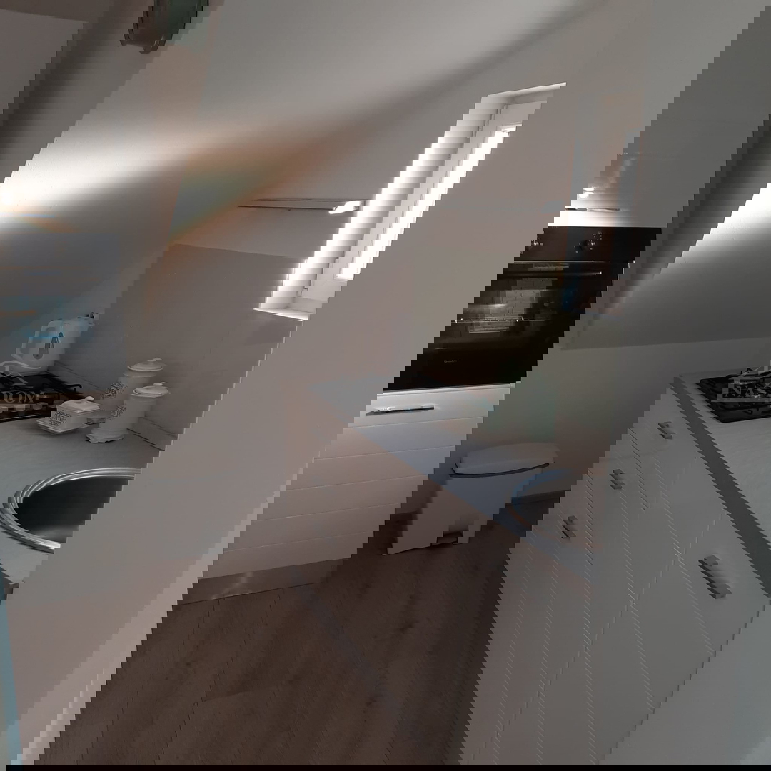 Vodice - Casa a schiera con 3 unità abitative, posizione tranquilla